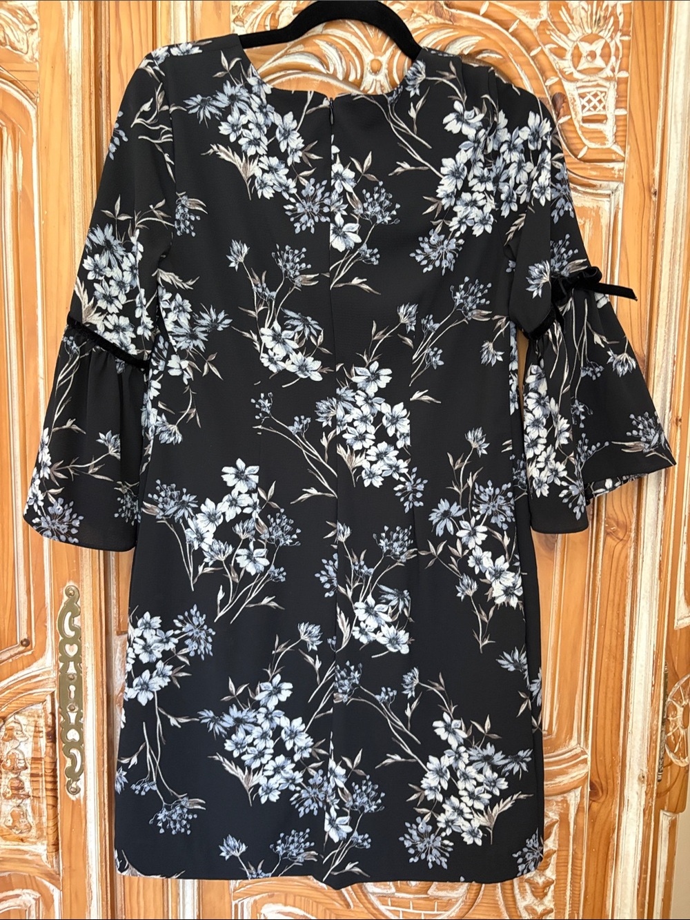 Women's Black Floral dress with bell sleeves Jessica Howard 8 petite like new